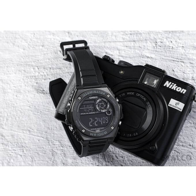 Casio – Boîtier en résine et lunette en métal – Cadran noir, chiffres blancs – MWD-100HB-1BV