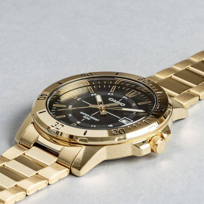 Casio – Résiste à l’eau jusqu’à 50 mètres – Doré, cadran noir – Tout en acier inoxydable – MTP-VD01G-1CV