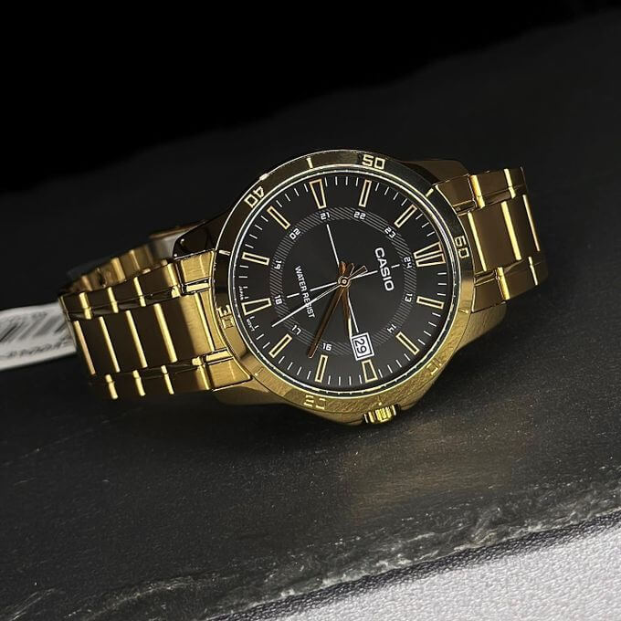 Casio – Résiste à l’eau jusqu’à 50 mètres – Doré, cadran noir – Tout en acier inoxydable – MTP-VD01G-1CV