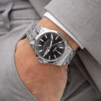 Festina – Cadran noir avec dateur – Index lumineux – Bracelet en acier – F20357/4