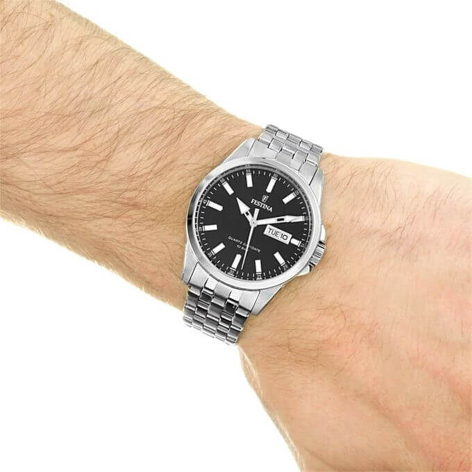 Festina – Cadran noir avec dateur – Index lumineux – Bracelet en acier – F20357/4