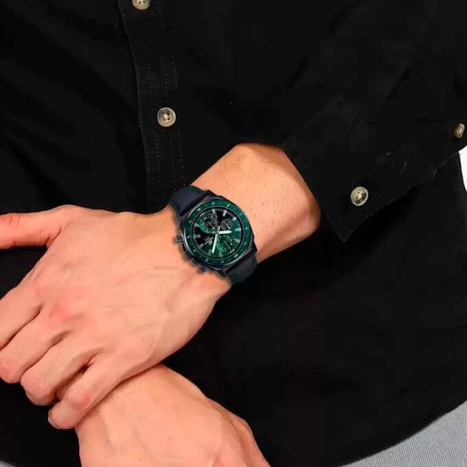 Casio – Design inspiré des lumières laser vertes – Boîtier medium noir – Bracelet cuir noir – EFV-600CL-3AV