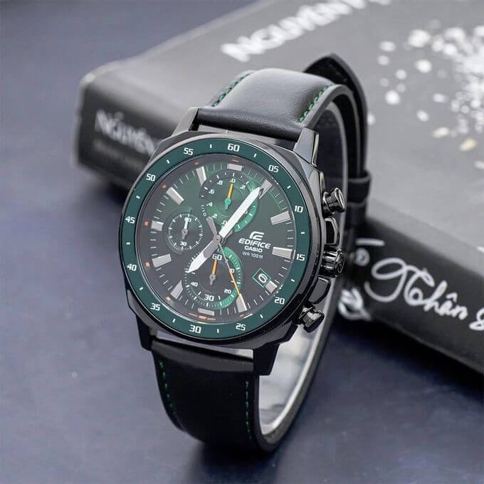 Casio – Design inspiré des lumières laser vertes – Boîtier medium noir – Bracelet cuir noir – EFV-600CL-3AV