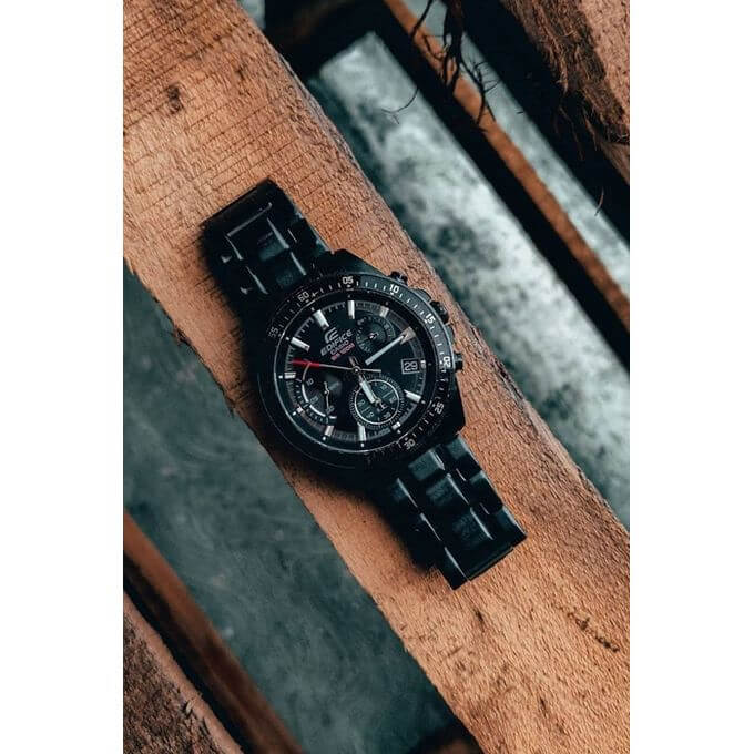 Casio – La lunette noire et le cadran ont un style audacieux – Résistance à l’eau 100 m – EFV-540DC-1AV