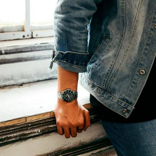 Casio – Taille boîtier moyenne – Étanche 10 BAR – Chronographe – EFV-540D-1A9V Casio – Taille boîtier moyenne – Étanche 10 BAR – Chronographe – EFV-540D-1A9V