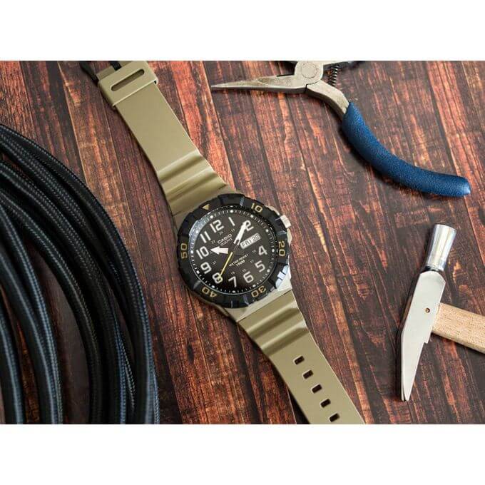 Casio – Vert – Cadran noir – Diamètre boîtier : 55 mm – Étanche 100 m – MRW-210H-5AV