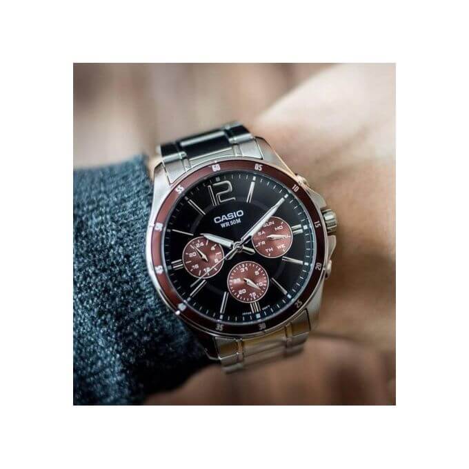 Casio – Tout en acier inoxydable – Classe d’étanchéité (50 mètres) – MTP-1374D-5AVDF