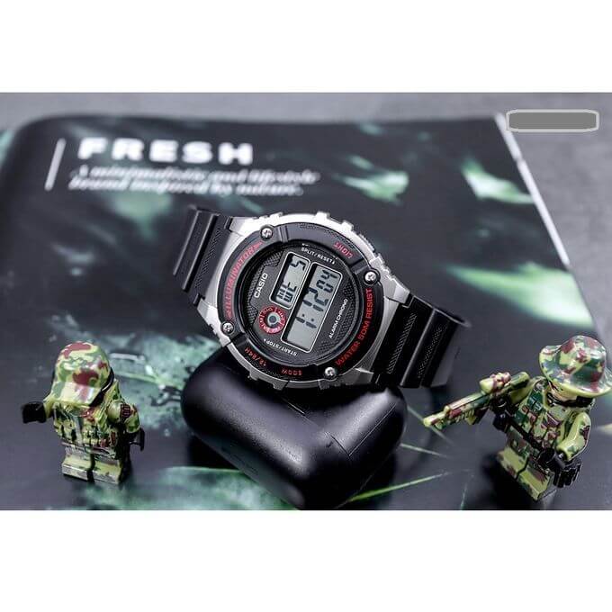 Casio – Alarme quotidienne – Étanche 50 mètres – Bracelet en silicone noir – W-216-1CV