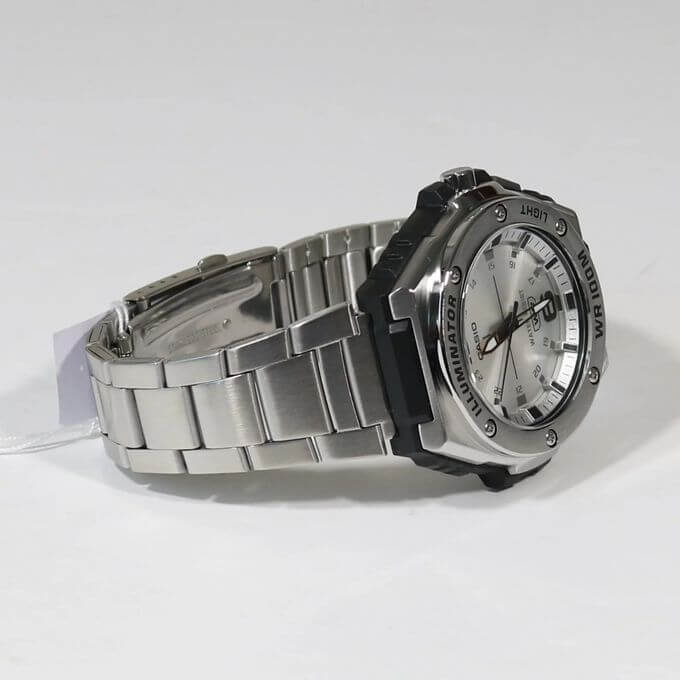 Casio – Cadran blanc avec bouton d’éclairage – Dateur – Bracelet en acier inoxydable – MWA-100HD-7AV