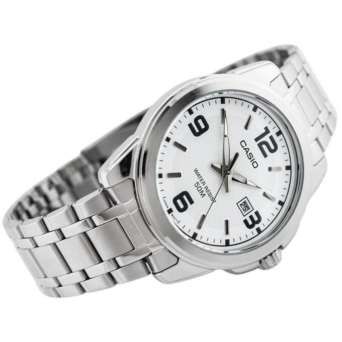 Casio – Montre pour hommes – Argentée, cadran blanc – Bracelet en acier inoxydable – MTP-1314D-7AV