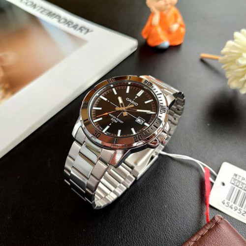 Casio – Pour hommes – Avec dateur – Aiguilles fluorescentes – MTP-VD01D-1E2 Casio – Pour hommes – Avec dateur – Aiguilles fluorescentes – MTP-VD01D-1E2