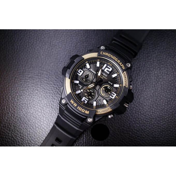 Casio – Chronographe sport pour homme – Noir/Doré – Étanche 10 BAR – MCW-100H-9A2V