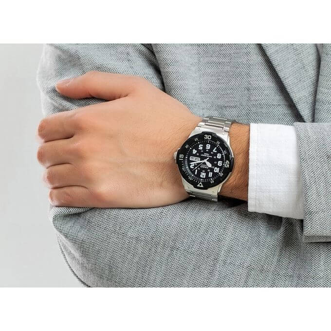 Casio – Avec dateur jours/mois – Étanche 10 BAR – Bracelet en acier inoxydable – MRW-200HD-1BV