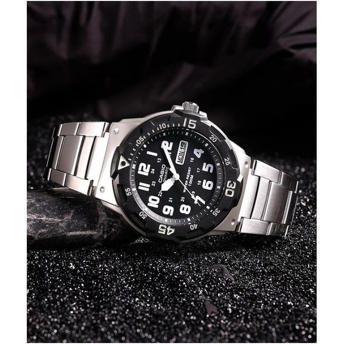 Casio – Avec dateur jours/mois – Étanche 10 BAR – Bracelet en acier inoxydable – MRW-200HD-1BV