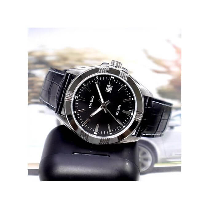 Casio – En cuir noir – Cadran noir – Aiguilles fluorescentes – MTP-1308L-1A