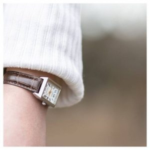 Casio – Élégante montre carrée femme – bracelet cuir marron – LTP-V007L-7B2UDF Casio – Élégante montre carrée femme – bracelet cuir marron – LTP-V007L-7B2UDF