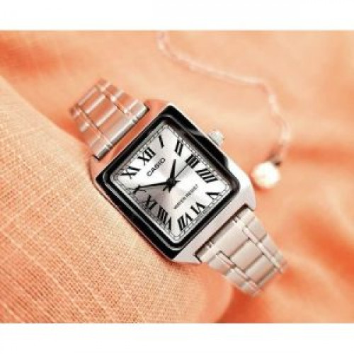 Casio – Montre femme carrée – Index chiffres romains – Bracelet en acier inoxydable – LTP-V007D-7BU Casio – Montre femme carrée – Index chiffres romains – Bracelet en acier inoxydable – LTP-V007D-7BU