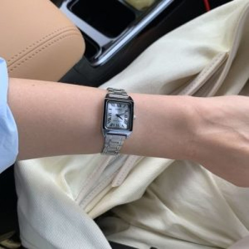 Casio – Montre femme carrée – Index chiffres romains – Bracelet en acier inoxydable – LTP-V007D-7BU Casio – Montre femme carrée – Index chiffres romains – Bracelet en acier inoxydable – LTP-V007D-7BU