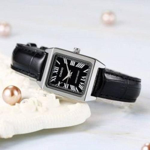 Casio – Montre femme – Index chiffres romains – Bracelet cuir noir – LTP-V007L-1BUDF Casio – Montre femme – Index chiffres romains – Bracelet cuir noir – LTP-V007L-1BUDF