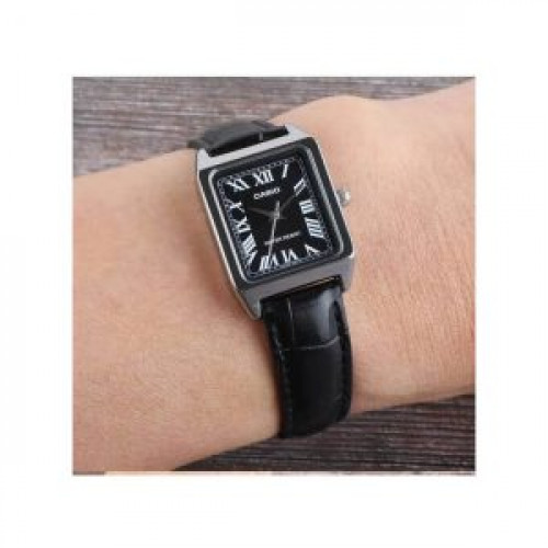 Casio – Montre femme – Index chiffres romains – Bracelet cuir noir – LTP-V007L-1BUDF Casio – Montre femme – Index chiffres romains – Bracelet cuir noir – LTP-V007L-1BUDF