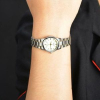 Casio – Montre femme tout en acier inoxydable – Bracelet bicolore – Cadran avec dateur – LTP-V002SG-9AUDF