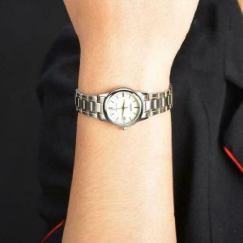 Casio – Montre femme tout en acier inoxydable – Bracelet bicolore – Cadran avec dateur – LTP-V002SG-9AUDF Casio – Montre femme tout en acier inoxydable – Bracelet bicolore – Cadran avec dateur – LTP-V002SG-9AUDF