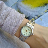 Casio – Montre femme tout en acier inoxydable – Bracelet bicolore – Cadran avec dateur – LTP-V002SG-9AUDF