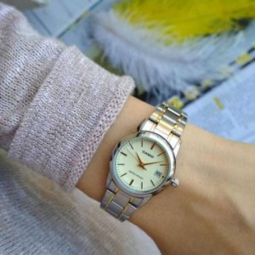 Casio – Montre femme tout en acier inoxydable – Bracelet bicolore – Cadran avec dateur – LTP-V002SG-9AUDF Casio – Montre femme tout en acier inoxydable – Bracelet bicolore – Cadran avec dateur – LTP-V002SG-9AUDF