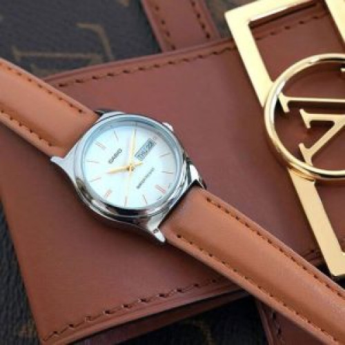 Casio – Montre classique pour femmes – Dateur jours/mois – Bracelet cuir – LTP-V006L-7B2UDF Casio – Montre classique pour femmes – Dateur jours/mois – Bracelet cuir – LTP-V006L-7B2UDF