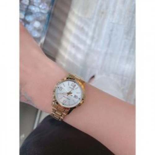Casio – LTP-V004G-7B2UDF – Montre dorée avec dateur et bracelet en acier inoxydable Casio – LTP-V004G-7B2UDF – Montre dorée avec dateur et bracelet en acier inoxydable