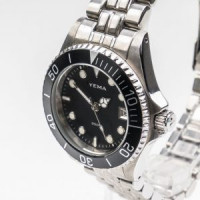 YEMA – YA164 – Montre femme argentée avec cadran noir et étanchéité 300 mètres