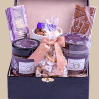 BOITE CADEAU NOIRE MUG 150G CHOCOLAT, 100G ORANGETTES, TABLLETE KUNAFA PISTACH ,100 G CARAMEL BEURRE SALEE, BOITE 5 PIECE ,PATE A TARTINER 