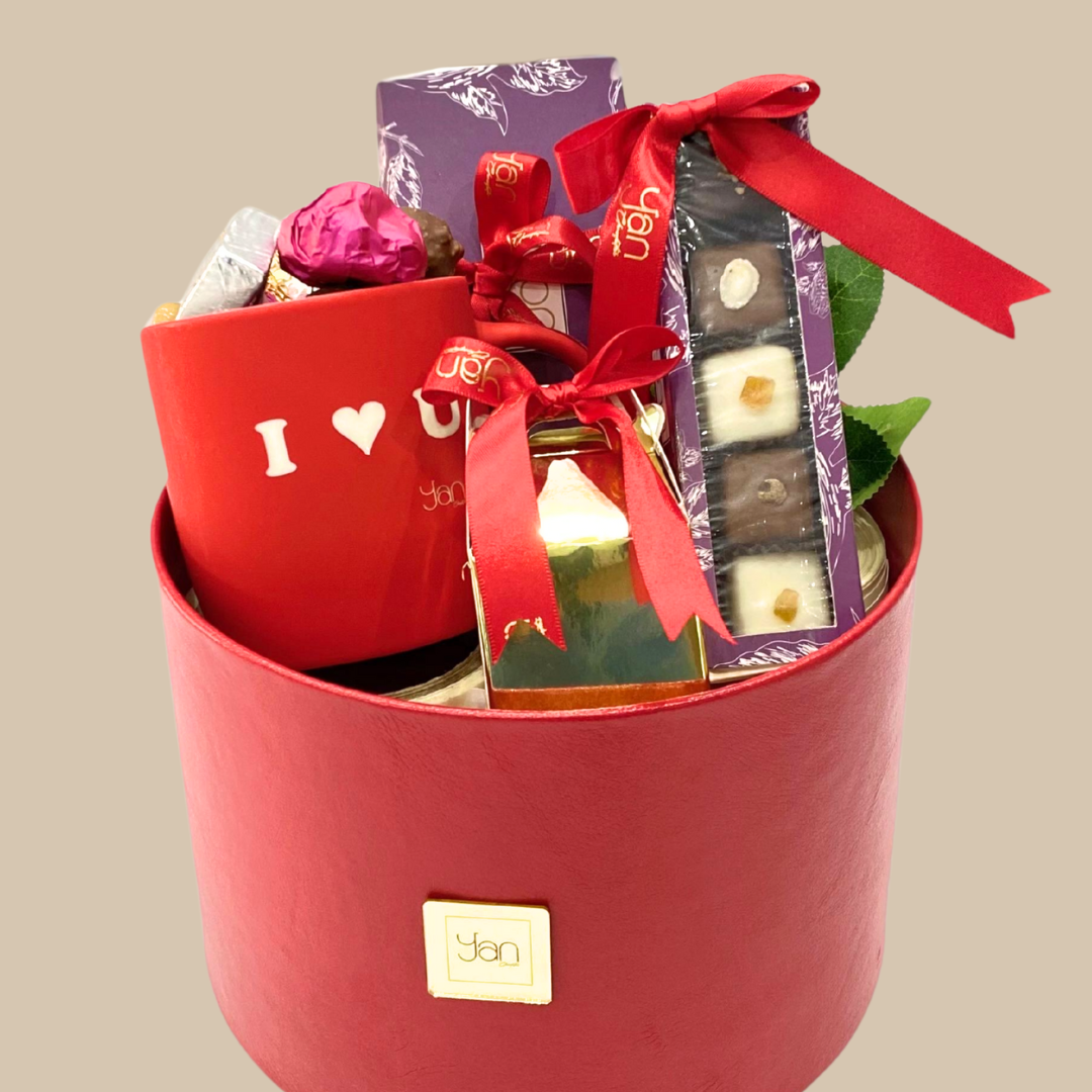BOX CADEAU, 5PIECE CHCOLAT ,NOUGAT 200G , MUG LOVE U , 5 CIGARE,60G GALEE