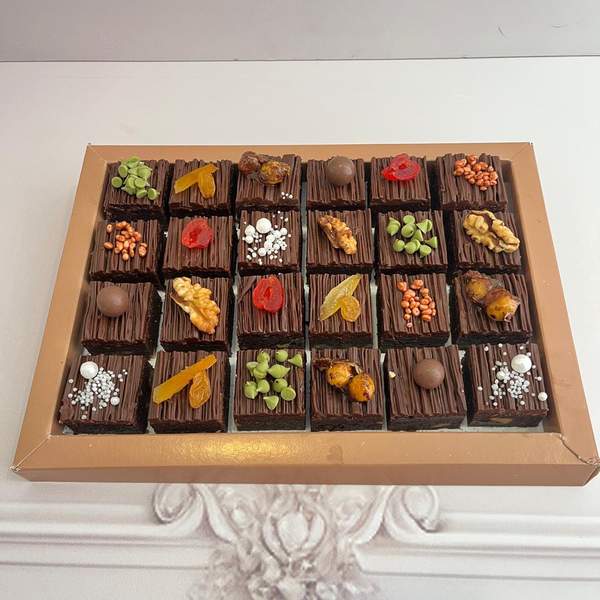 Plateau mini brownies décorés .24 pièces
