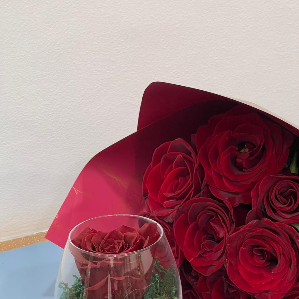 Pack 8 bouquet de 10 Roses rouges naturelle et 1 rose éternelle