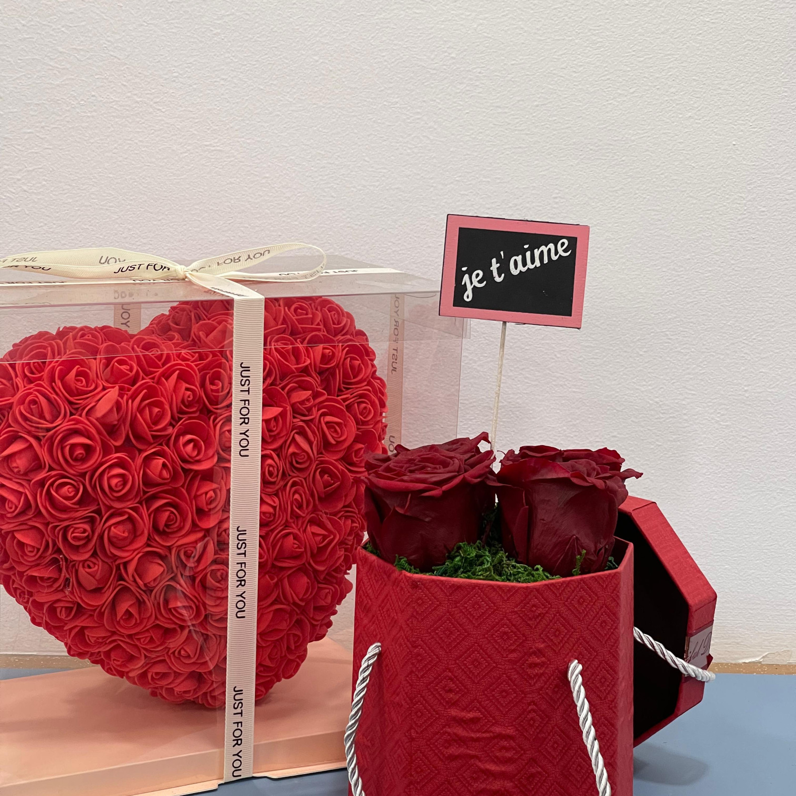 Pack 1 box de 4 roses rouges éternelle et cœur de roses artificielle