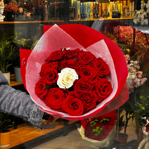 10 Roses Rouges a Coeur Blanc 10 Roses Rouges a Coeur Blanc