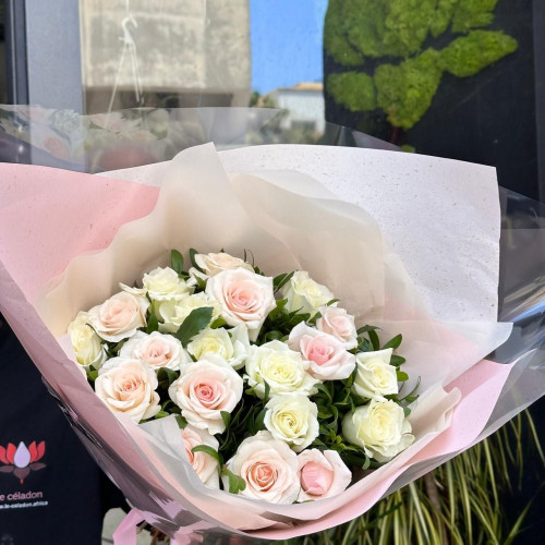 Bouquet 12 Rose Blanche / Rose Bordé Bouquet 12 Rose Blanche / Rose Bordé
