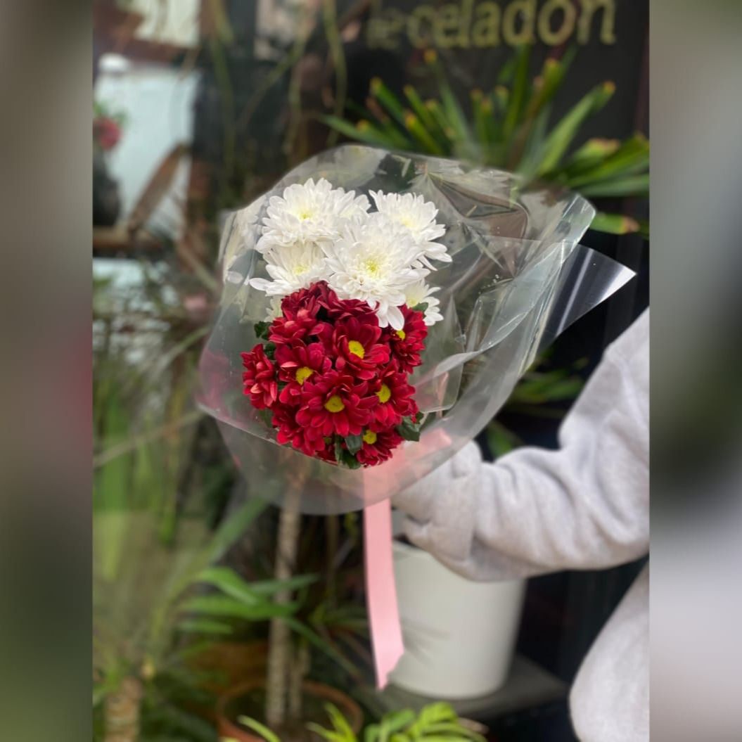 Bouquet of Chrysanths blanc violet