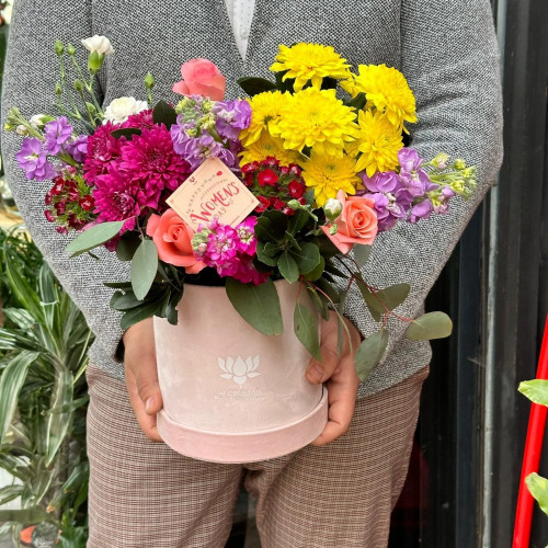 Lovely Hand Floral Lovely Hand Floral