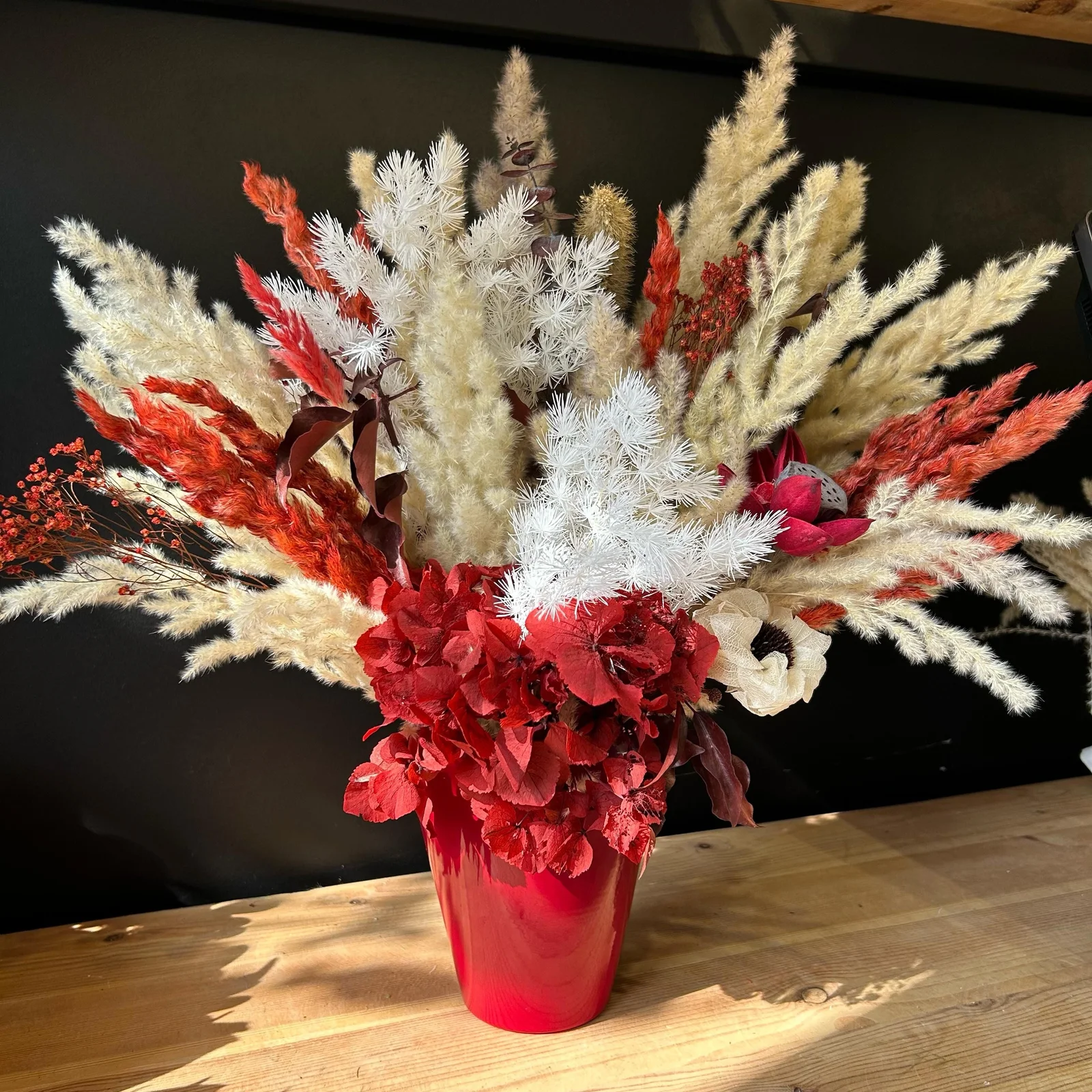 Harmonie Florale en Rouge et Ivoire