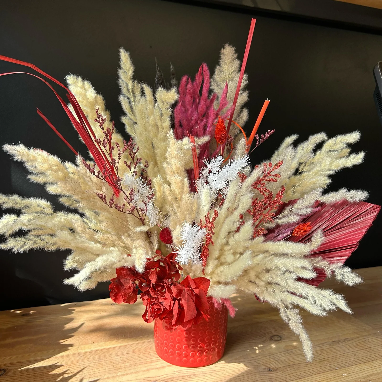 Symphonie Florale en Rouge et Crème