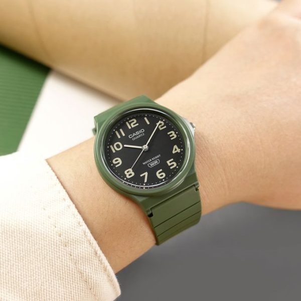 Casio – Silicone verte – Cadran noir – Index chiffres arabe – Étanche  » Unisexe  » – MQ-24UC-3BDF