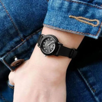 Casio – Élégante montre féminine noire avec bracelet résine – petit format 25 mm – résistance à l’eau – LQ-139AMV-1B3