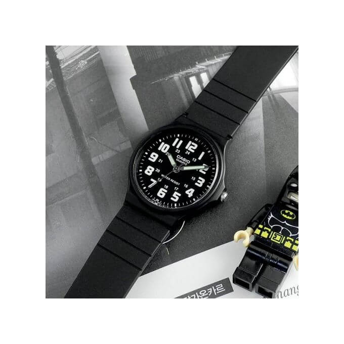 Casio – Classique noir en silicone- Index facile a lire – Étanche – MQ-71-1BDF