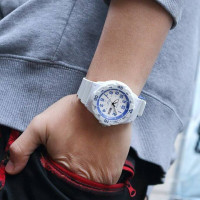 Casio – Montre en résiné blanc cadran blanc chiffres bleu – Étanche 100 m – MRW-200HC-7B2VDF