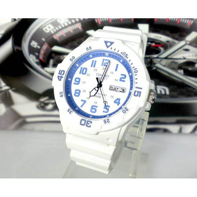 Casio – Montre en résiné blanc cadran blanc chiffres bleu – Étanche 100 m – MRW-200HC-7B2VDF
