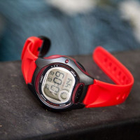 Casio 10-year battery life – Petit boitier – Bracelet en silicone rouge – LW-200-4AVDF