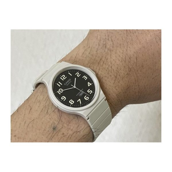 Casio – Blanche – Index chiffres blanches sur cadran noir – Bracelet en silicone blanc -MQ-24UC-8BD