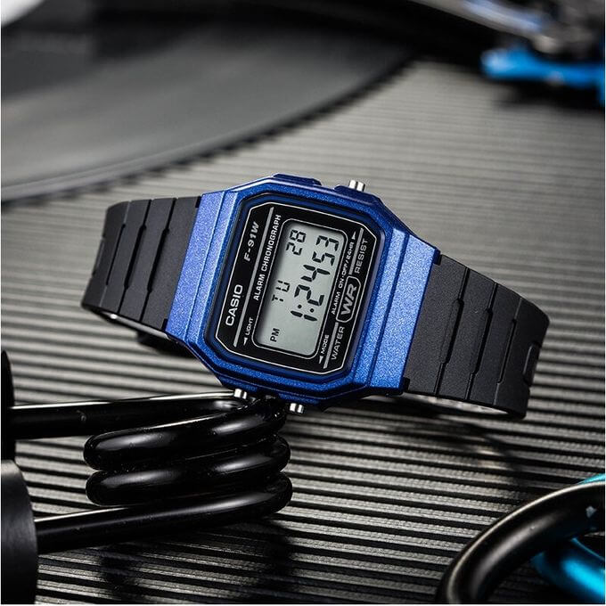 Casio – Digital bleu – Bracelet en résine noir – Étanche – Alarme & Chronographe – F-91WM-2ADF